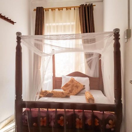 Riverside Resort Hotel Kabale Екстер'єр фото