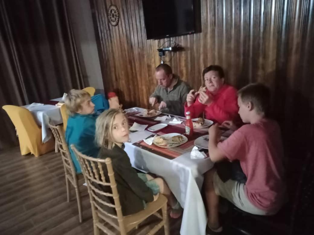 Riverside Resort Hotel Kabale Екстер'єр фото
