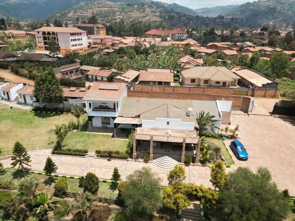 Riverside Resort Hotel Kabale Екстер'єр фото