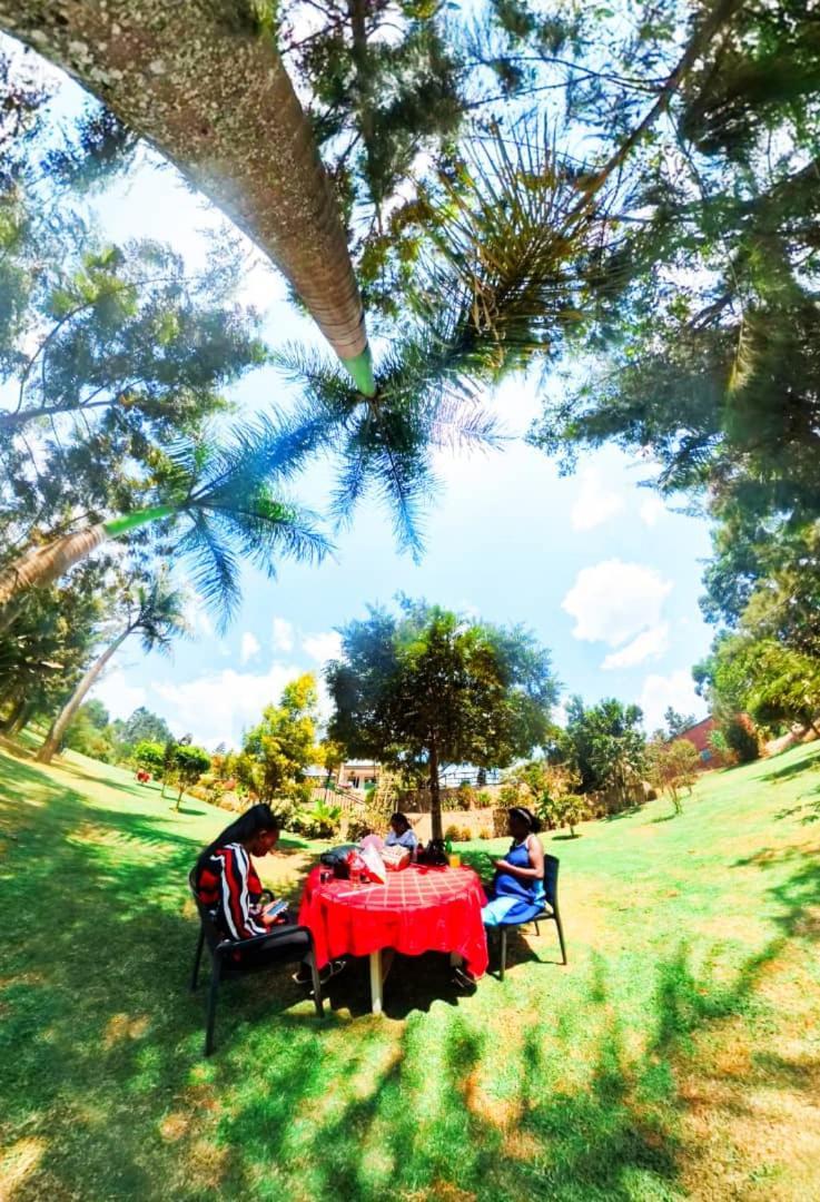 Riverside Resort Hotel Kabale Екстер'єр фото