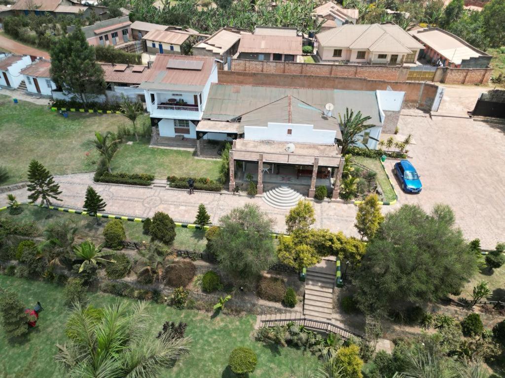 Riverside Resort Hotel Kabale Екстер'єр фото