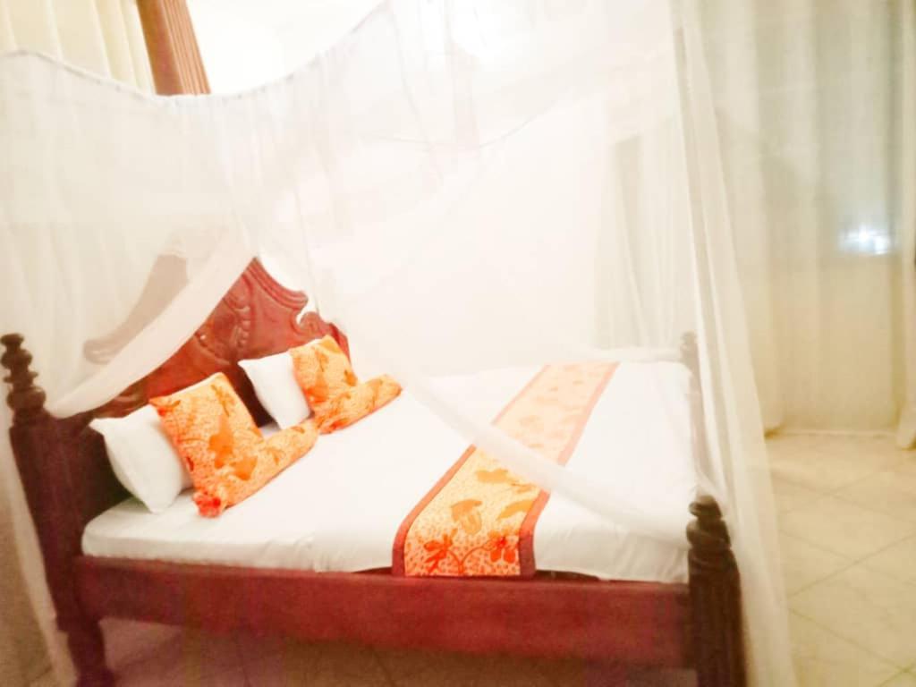 Riverside Resort Hotel Kabale Екстер'єр фото