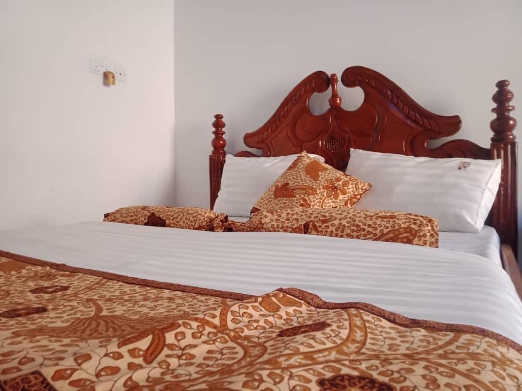Riverside Resort Hotel Kabale Екстер'єр фото