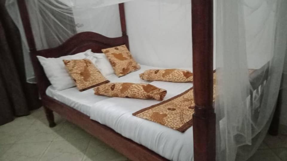 Riverside Resort Hotel Kabale Екстер'єр фото