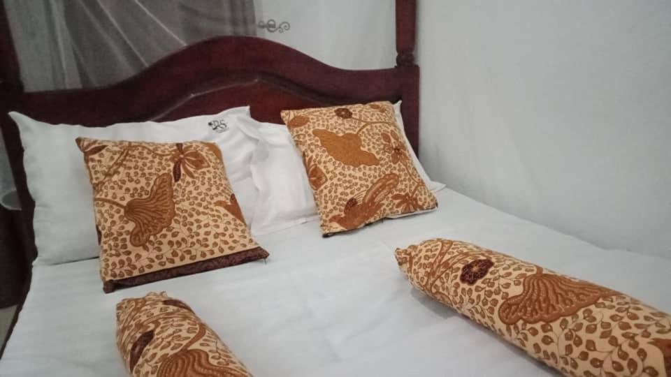 Riverside Resort Hotel Kabale Екстер'єр фото