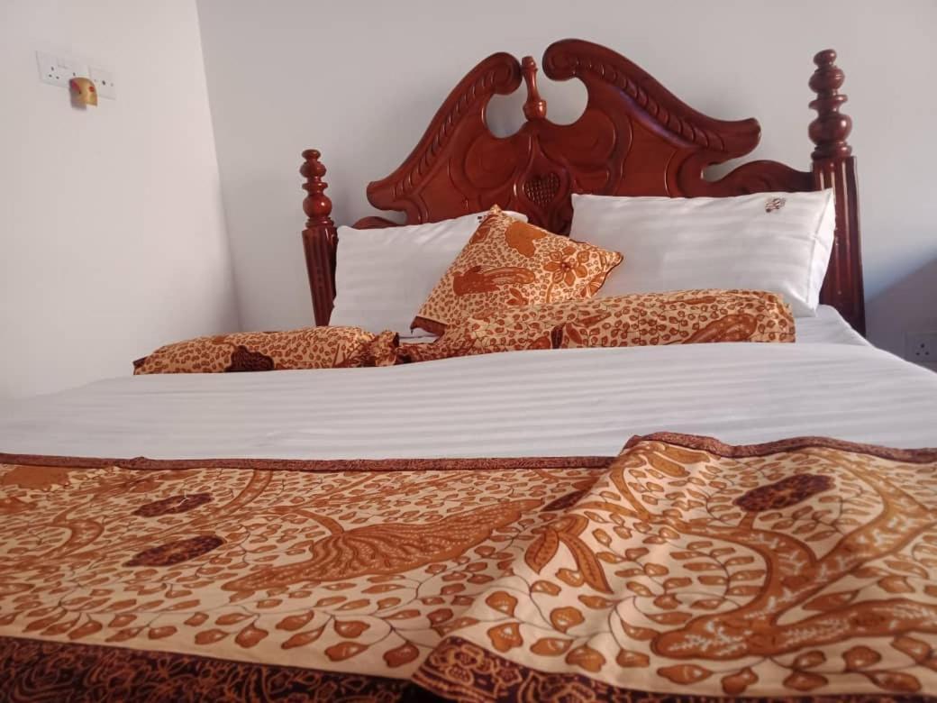 Riverside Resort Hotel Kabale Екстер'єр фото