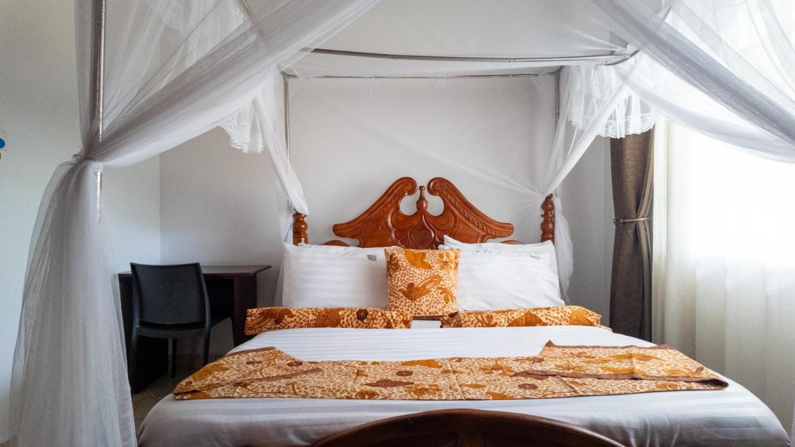 Riverside Resort Hotel Kabale Екстер'єр фото