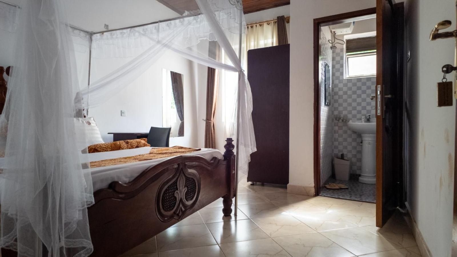 Riverside Resort Hotel Kabale Екстер'єр фото