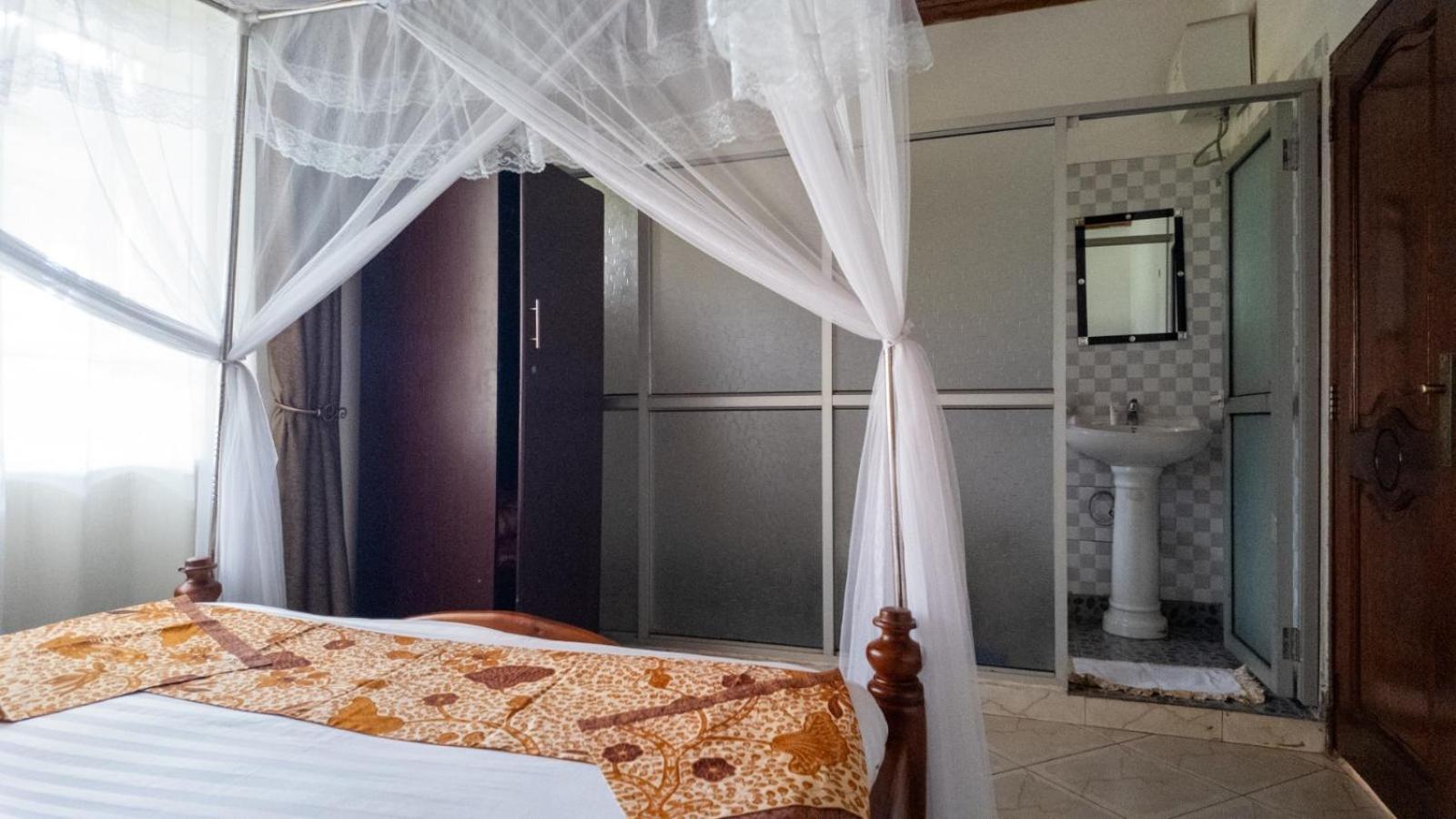 Riverside Resort Hotel Kabale Екстер'єр фото