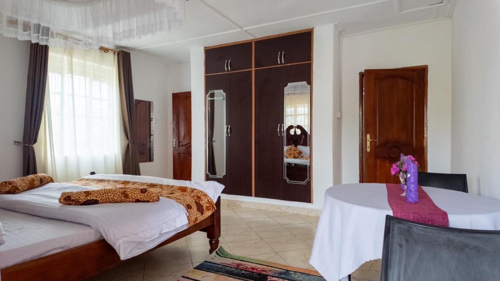 Riverside Resort Hotel Kabale Екстер'єр фото