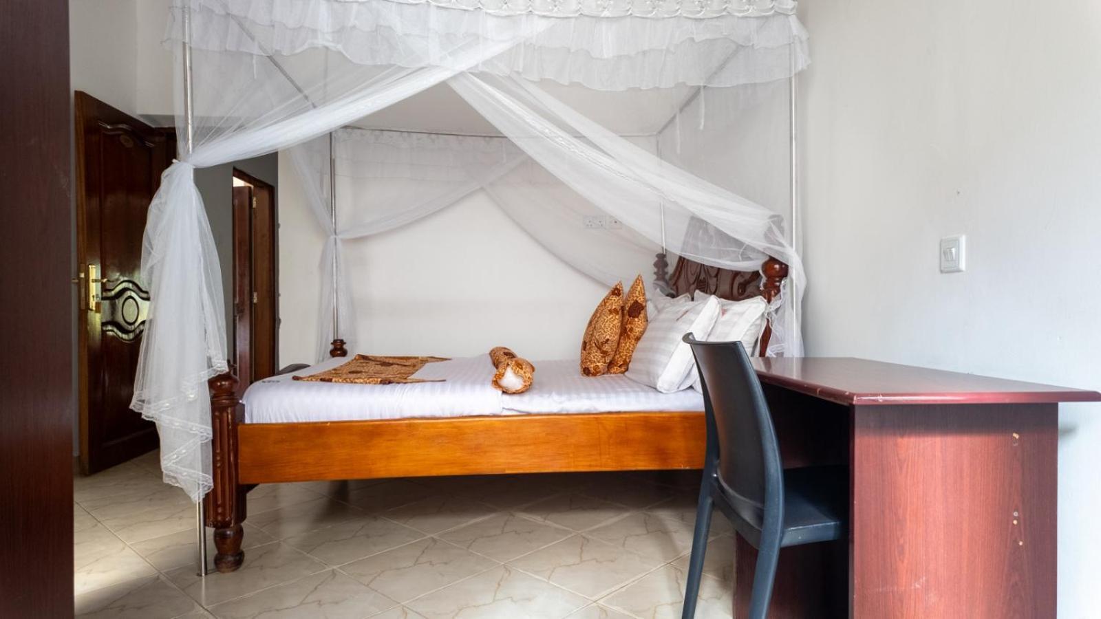 Riverside Resort Hotel Kabale Екстер'єр фото