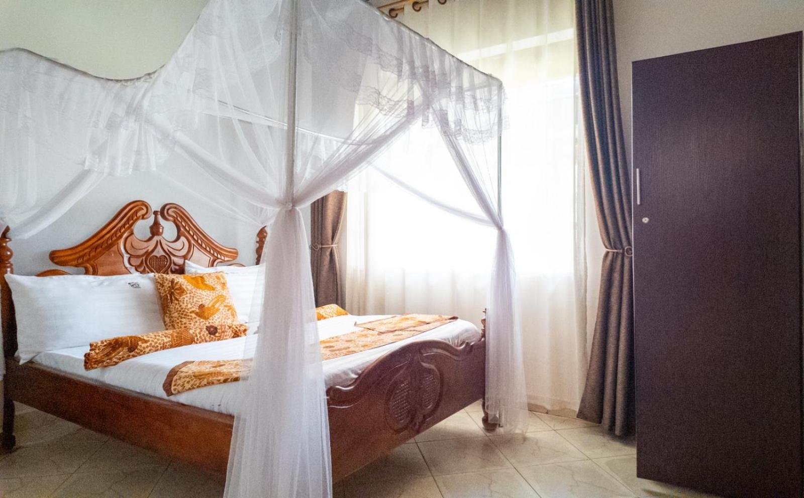 Riverside Resort Hotel Kabale Екстер'єр фото