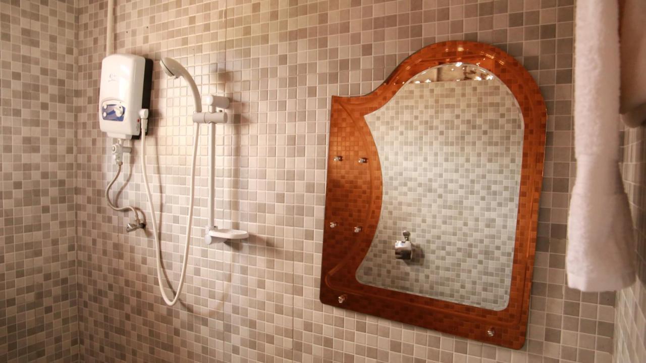 Riverside Resort Hotel Kabale Екстер'єр фото
