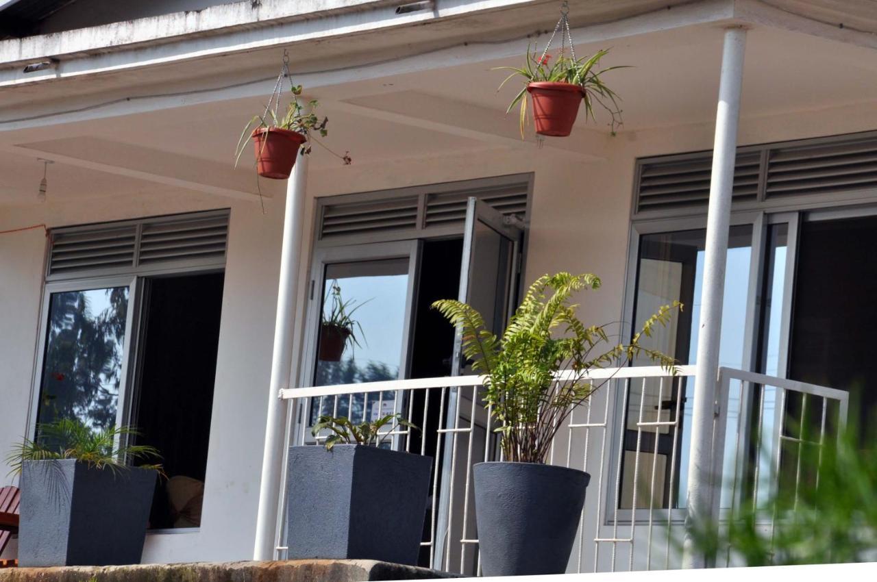 Riverside Resort Hotel Kabale Екстер'єр фото